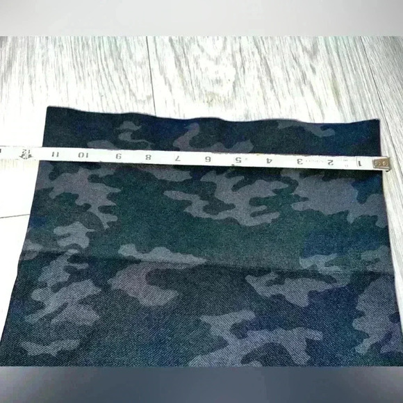 SPANX Look at Me Now Seamless Leggings size S in Black Camo - Picture 5 of 6